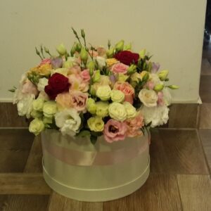 Egy nagy méretű rózsabox elegáns, díszes doboz, melyben szépen elrendezett, friss rózsák találhatók. Ajándékként vagy díszítésként szolgál különleges alkalmakra.