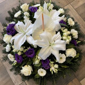 Fehér rózsa, liliom és flamingóvirág fekvő koszorú