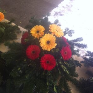 Bordó és narancssárga gerbera sírcsokor: Mély Tisztelet és Szeretet Virágokon Keresztül
