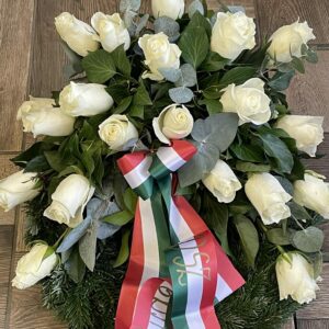 Fehér rózsa nemzeti szalaggal díszített sírcsokor
