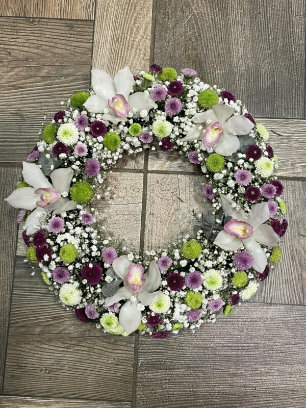 Fehér orchidea és színpompás krizantémok