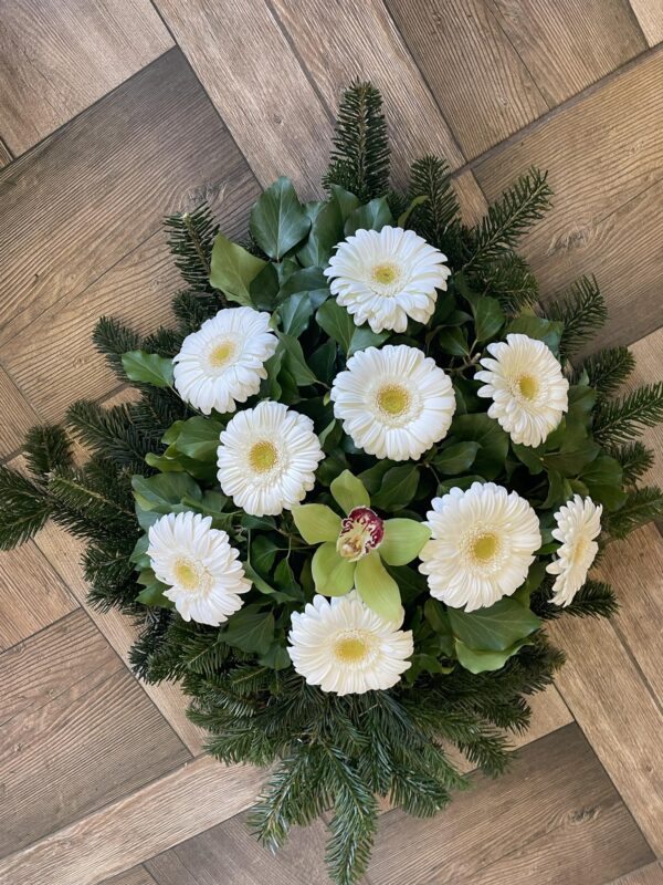 Elegáns aírkoszorú: fehér gerbera és csónakorchidea