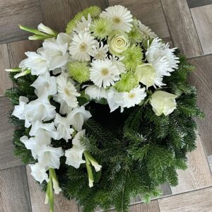 Fehér gerbera, lime tűs krizantém, fehér rózsa, fehér kardvirág