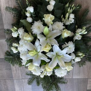 Fehér virágokból álló tiszteletteljes sírcsokor