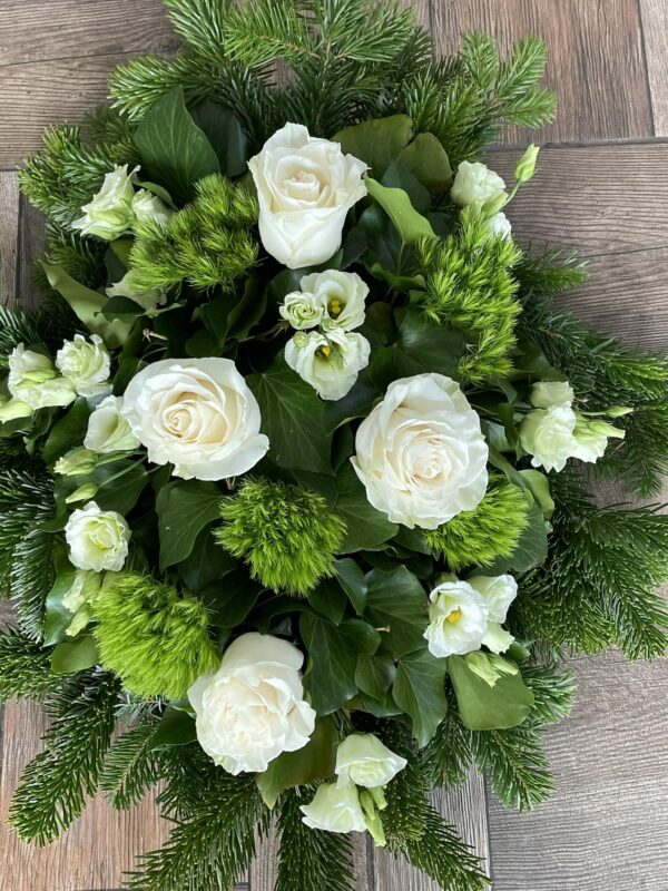 Fehér rózsa, fehér liziantusz és Green Trick Dianthus sírcsokor