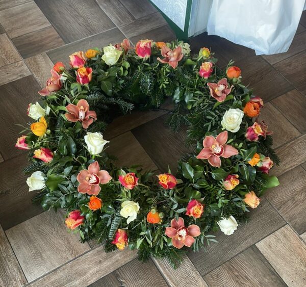Elegancia: Görög Koszorú Rózsaszín Orchideával és Vegyes Színű Rózsákkal