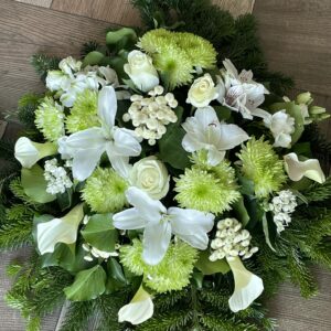 Fehér és zöld sírcsokor: krizantém, liliom, cserepes kála és rózsa