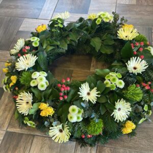 Görög koszorú: Gerbera Pastini fehér, fehér lime krizantém, Green Trick Dianthus, citromsárga rózsa, Hypericum Berries