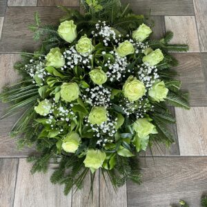 Zöld rózsák és rezgő virágok elegáns kombinációja
