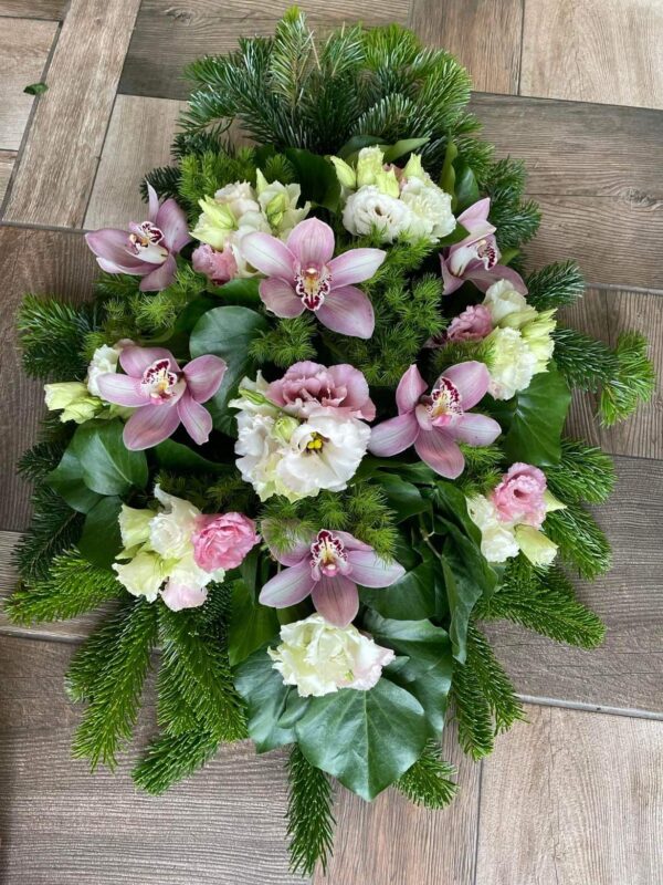 Rózsaszín Cymbidium orchidea és fehér liziantusz sírcsokor: Gyengédség és Elegancia Virágokon Keresztül