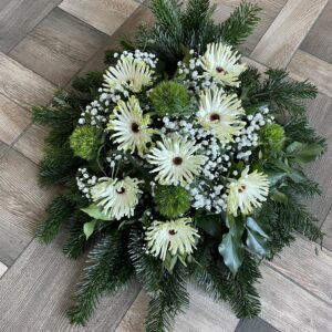 Osteospermum Soprano, Green Trick Dianthus és rezgő virág sírcsokor: Frissesség és Emlékezés Virágokon Keresztül