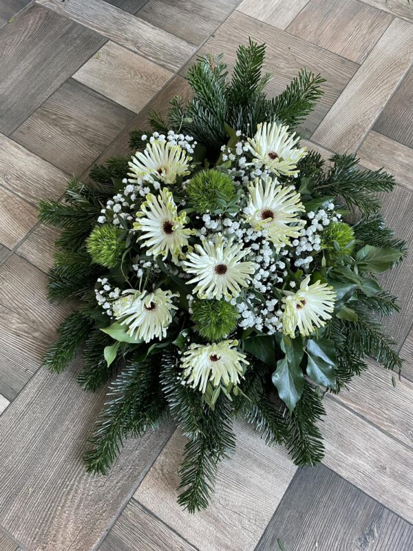 Osteospermum Soprano, Green Trick Dianthus és rezgő virág sírcsokor: Frissesség és Emlékezés Virágokon Keresztül