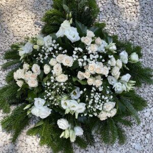 Púder rózsák, fehér liziantuszok és rezgő virágok sírcsokra