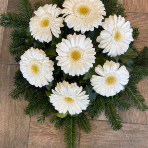 Fehér gerbera sírcsokor: Egyszerűség és Tisztelet Virágokon Keresztül