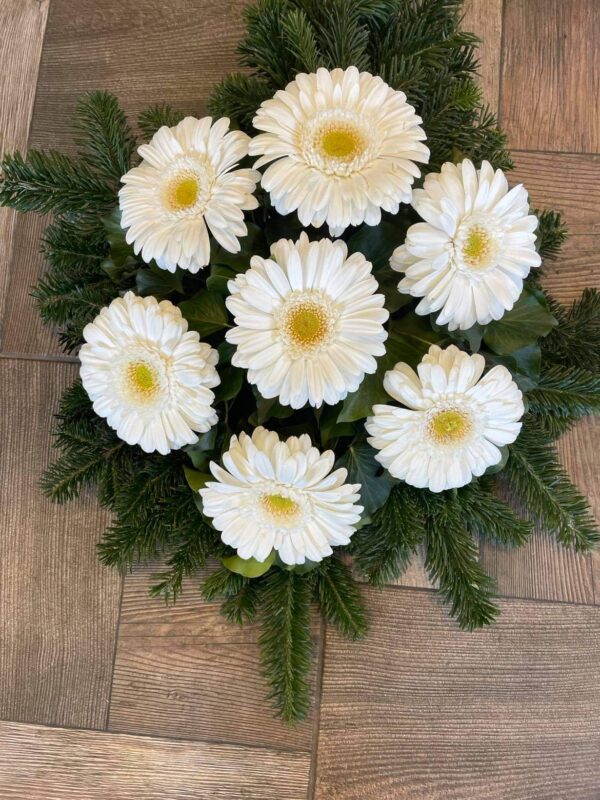 Fehér gerbera sírcsokor: Egyszerűség és Tisztelet Virágokon Keresztül