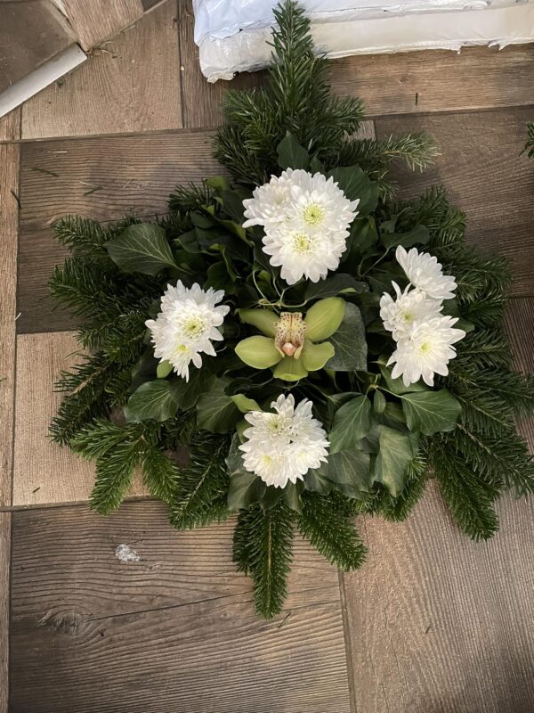 Fehér krizantém és középen cymbidium orchidea sírcsokor