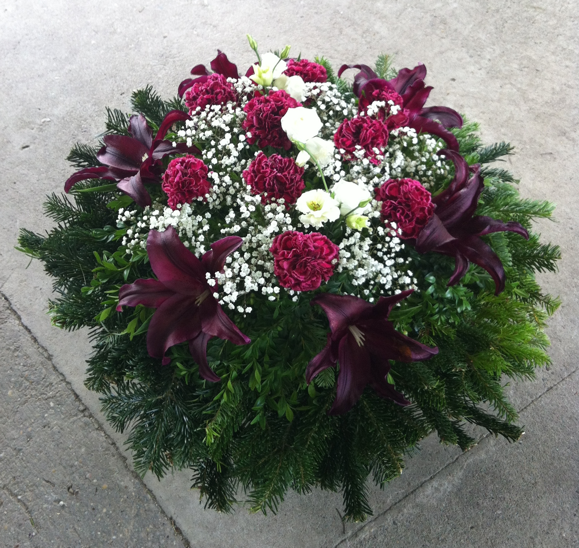 Mély Tisztelet Fénye - Fekete báj liliom, lila szegfű és rezgő virágok Fekvő Koszorú