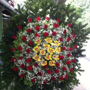 Arany Napfény - Álló Koszorú Sárga Orchideákkal, Piros Rózsákkal és Rezgő Virágokkal