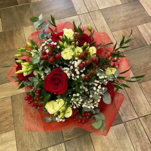 Szenvedélyes Elegancia - Vörös Rózsa, Fehér Liziantusz, Piros Bogyók és Rezgő Virágok Alkalmi Csokra
