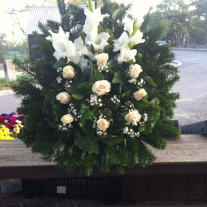 Békés Emlékezés - Álló Koszorú Fehér Kardvirágokkal a Tetején, Alul Krémszínű Rózsákkal és Rezgő Virágokkal