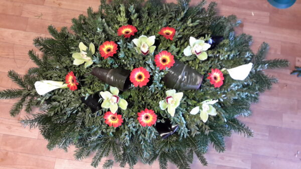 Örökké Ragyogó Megemlékezés - Piros gerbera, zöld cymbidium, fehér kála Fekvő Koszorú