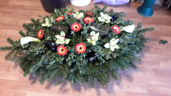 Örökké Ragyogó Megemlékezés - Piros gerbera, zöld cymbidium, fehér kála Fekvő Koszorú