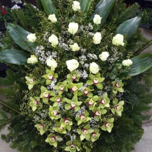 Zöld Oázis - Álló Koszorú Fehér Rózsákkal, Zöld Cymbidium Orchideákkal és Rezgő Virágokka