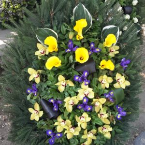 Napsugár Tánc - Álló Koszorú Sárga Kálákkal, Wanda és Zöld Cymbidium Orchideákkal