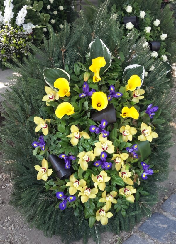 Napsugár Tánc - Álló Koszorú Sárga Kálákkal, Wanda és Zöld Cymbidium Orchideákkal
