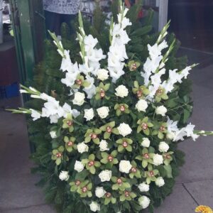 Tisztaság és Elegancia - Álló Koszorú Fehér Kardvirágokkal, Zöld Cymbidium Orchideákkal és Fehér Rózsákkal