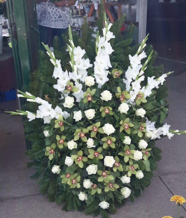 Tisztaság és Elegancia - Álló Koszorú Fehér Kardvirágokkal, Zöld Cymbidium Orchideákkal és Fehér Rózsákkal