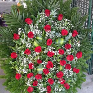 Vöröslő Szerelem - Álló Koszorú Piros Rózsákkal és Rezgő Virágokkal