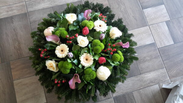 Nyugodt Emlékezés - Fehér gerbera, rózsaszín kála, fehér rózsa, zöld krizantém, piros bogyók, piros tulipán Fekvő Koszorú