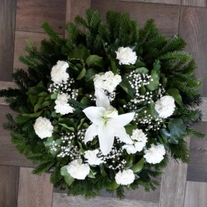 Fehér Csoda - Középen fehér liliom, körülötte fehér liziantuszok és rezgő virágok Fekvő Koszorú