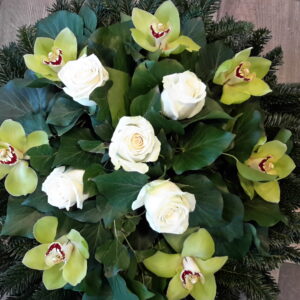 Fehér Pillérvirágok - Középen fehér rózsák, körülöttük zöld cymbidium orchideák Fekvő Koszorú