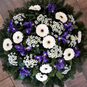 Fehér Pillangók Tisztelete - Fehér gerbera, fehér pompon krizantém, nőszirom Fekvő Koszorú