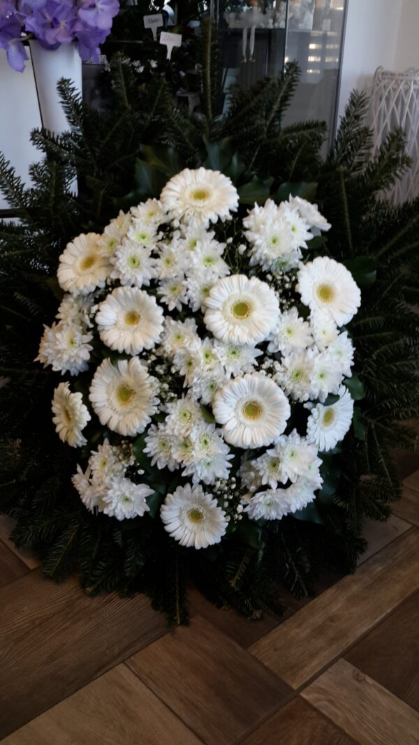 Fehér Kegyelem - Fehér gerbera, krizantém és rezgő virágok Fekvő Koszorú