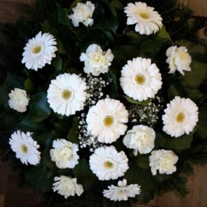 Fehér Emlékek Tisztasága - Fehér gerbera és szegfű, rezgő virágok Fekvő Koszorú