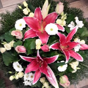 Rózsaszín Álmok - Rózsaszín királyliliom, rózsaszín rózsa, fehér gerbera és liziantusz Fekvő Koszorú