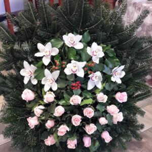 Virágos Búcsú - Álló koszorú fehér orchideával, piros bogyókkal és pink rózsákkal