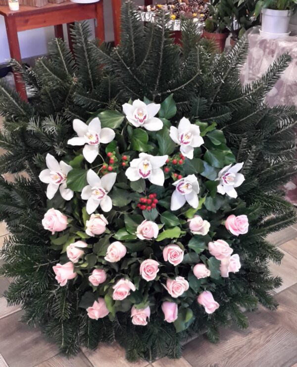 Virágos Búcsú - Álló koszorú fehér orchideával, piros bogyókkal és pink rózsákkal