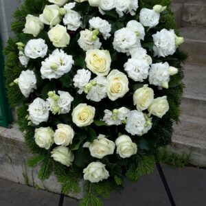 Fehér Emlékek - Álló koszorú fehér rózsákkal és liziantusszal