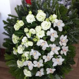 Fehér Szentély - Álló koszorú fehér liziantusszal és orchideákkal