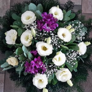 Szelíd Emlékezés - Fehér liziantusz, lila inkaliliom és rezgő virágok Fekvő Koszorú
