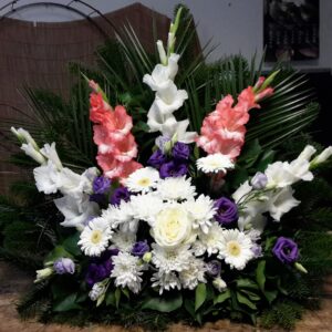 Emlékezetes Kert - Fehér Rózsa, Fehér Krizantém és Gerbera, Lila Liziantuszok, Tetején Fehér és Rózsaszín Kardvirágok - Koporsó Urnadísz