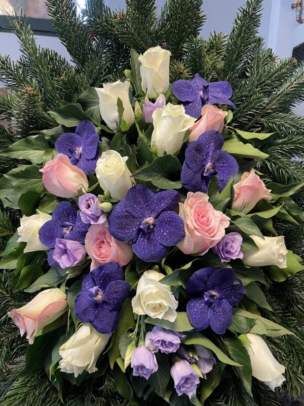 Mély Tisztelet - Kék Vanda Orchidea, Rózsaszín és Fehér Rózsák, Lila Liziantuszok Álló Koszorúja