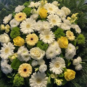 Örök Remény - Fehér Gerbera és Krizantém, Sárga és Fehér Rózsa, Liziantusz és Zöld Szegfű Álló Koszorúja