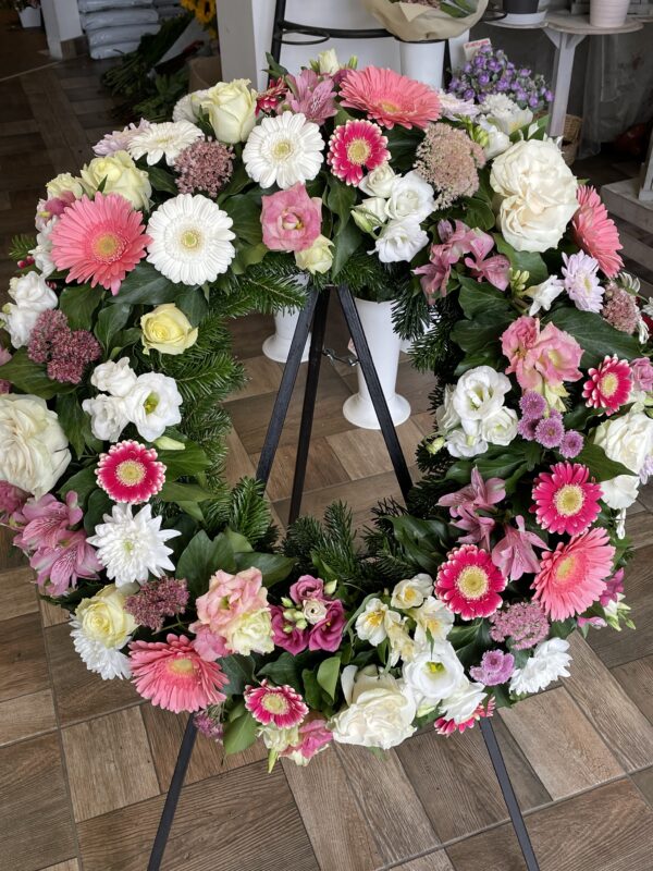 Megemlékezés Színekben - Rózsaszín Gerbera, Krizantém, Fehér Rózsa és Liziantusz Görög Koszorúja