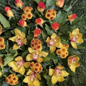 Tűz és Napfény - Vörös-sárga Teahibrid Rózsa, Krizantém és Sárga Cymbidium Orchidea Álló Koszorúja