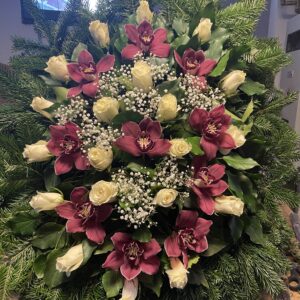 Gyöngéd Kifejezés - Rózsaszín Cymbidium Orchidea, Fehér Rózsa és Rezgő Virágok Álló Koszorúja